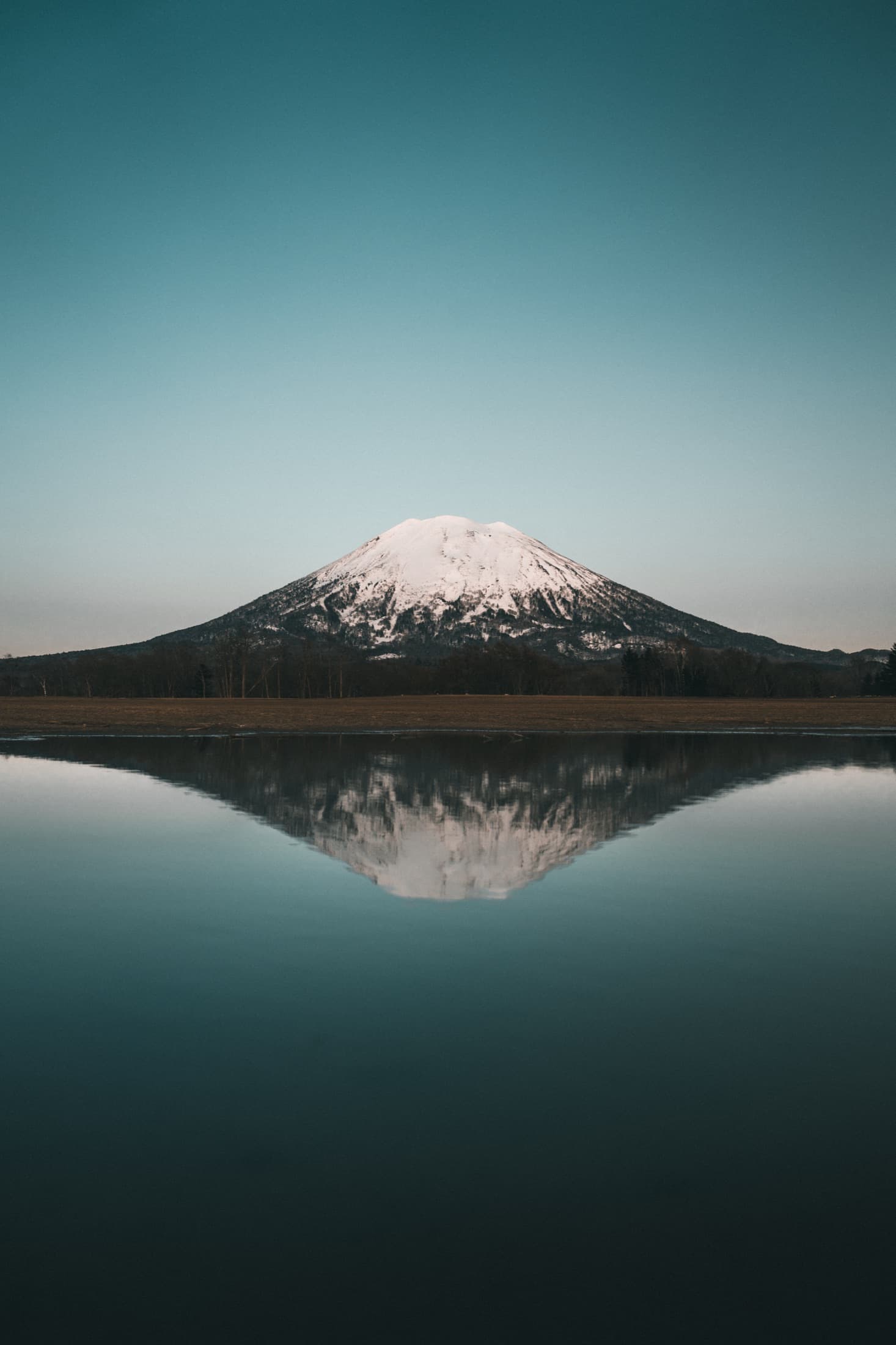北海道雪山倒映在湖面