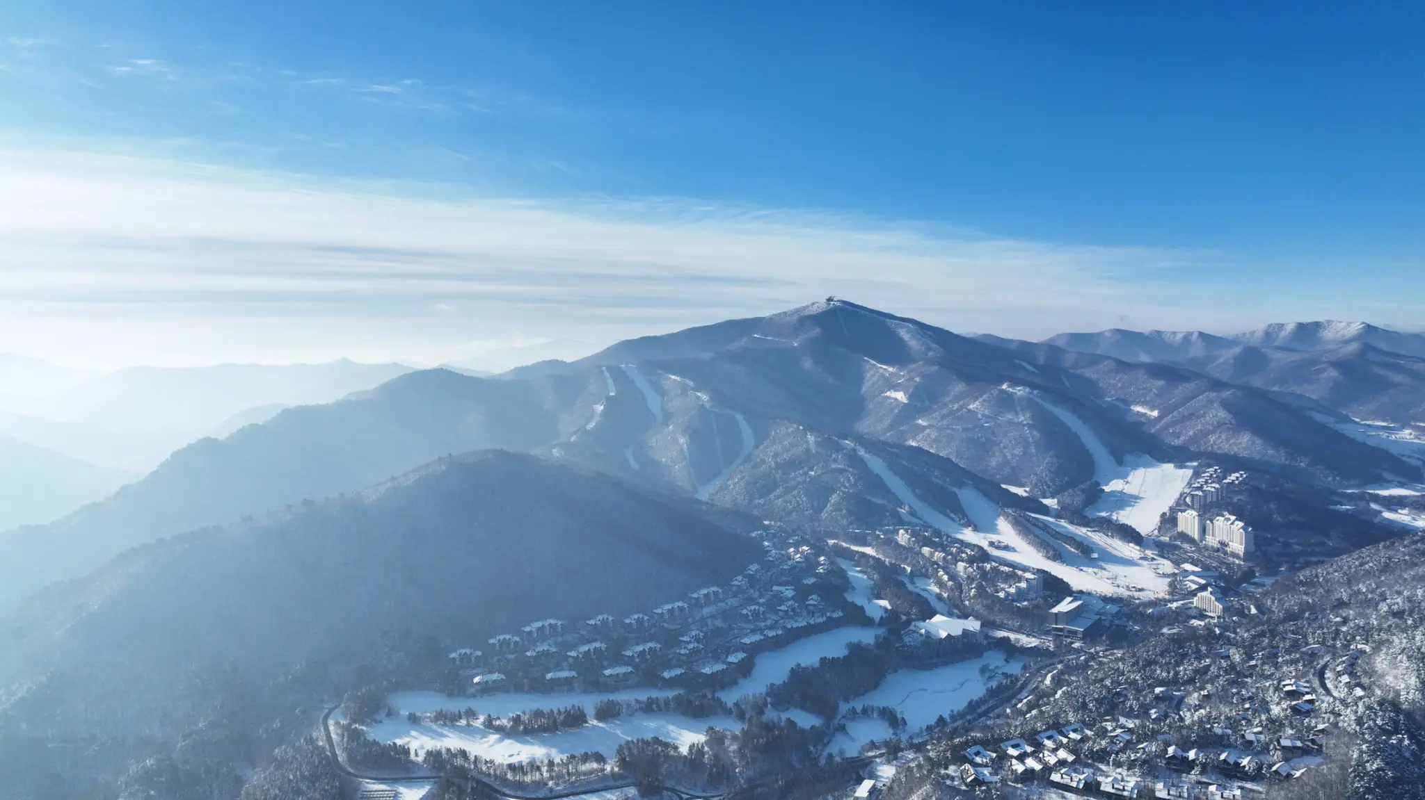 龍平雪場的山景與雪道