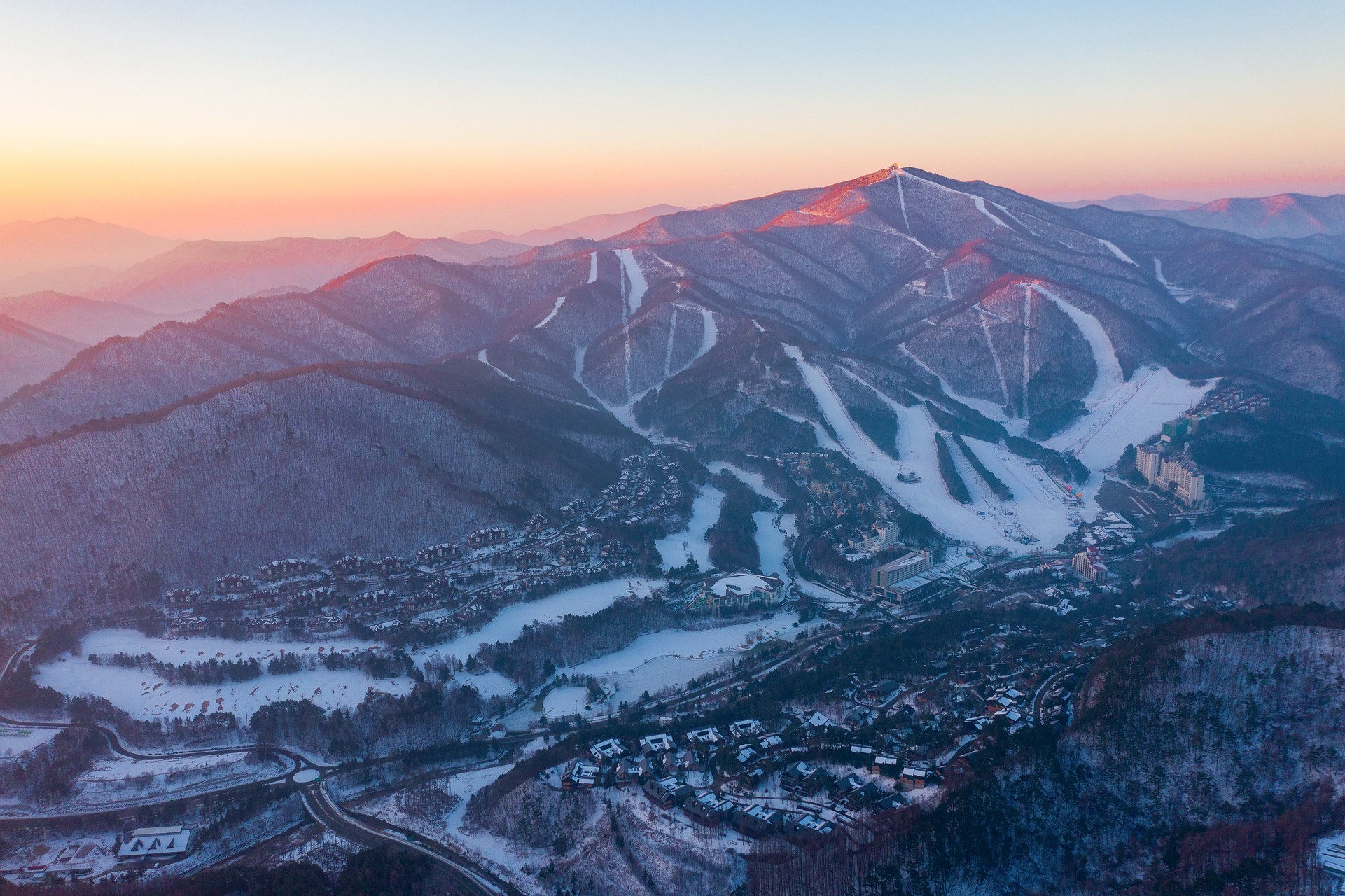 首屏滑雪夕陽空拍
