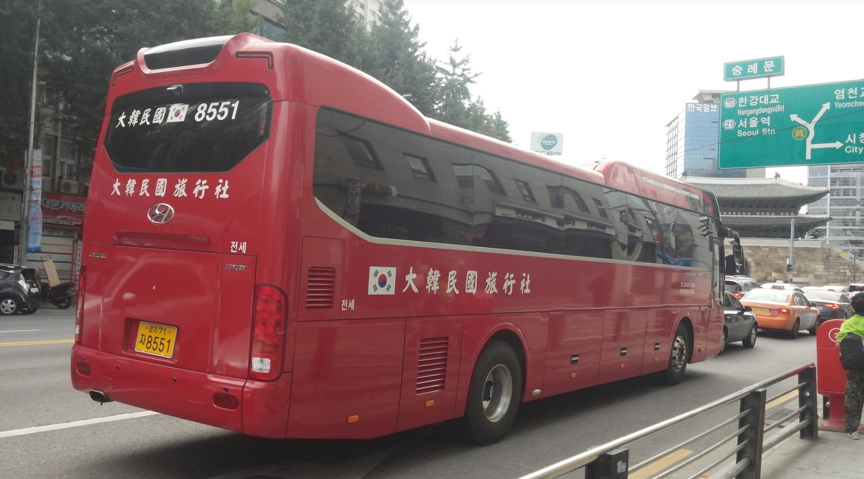 大韓民國旅行社紅色接駁巴士車尾