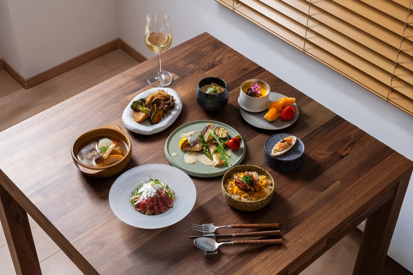 多道料理與餐具排列成一桌的會席餐桌